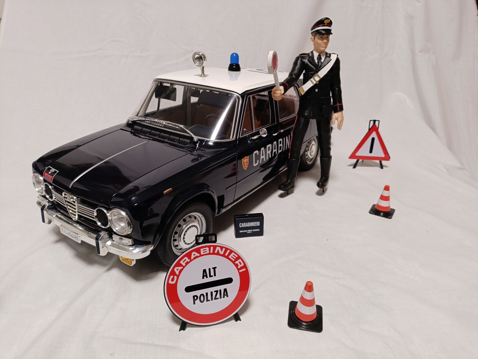Alfa Romeo Giulia Super 1600 Carabinieri 1/8 Hachette Ixo built edicola