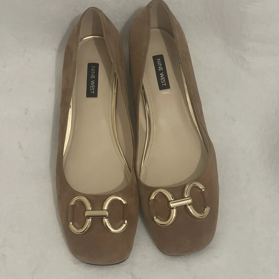 Zapatos de salón Nine West para mujer de gamuza sin cordones punta cuadrada tacón bajo Horsebit talla 9M tostado Foto 3 de 4