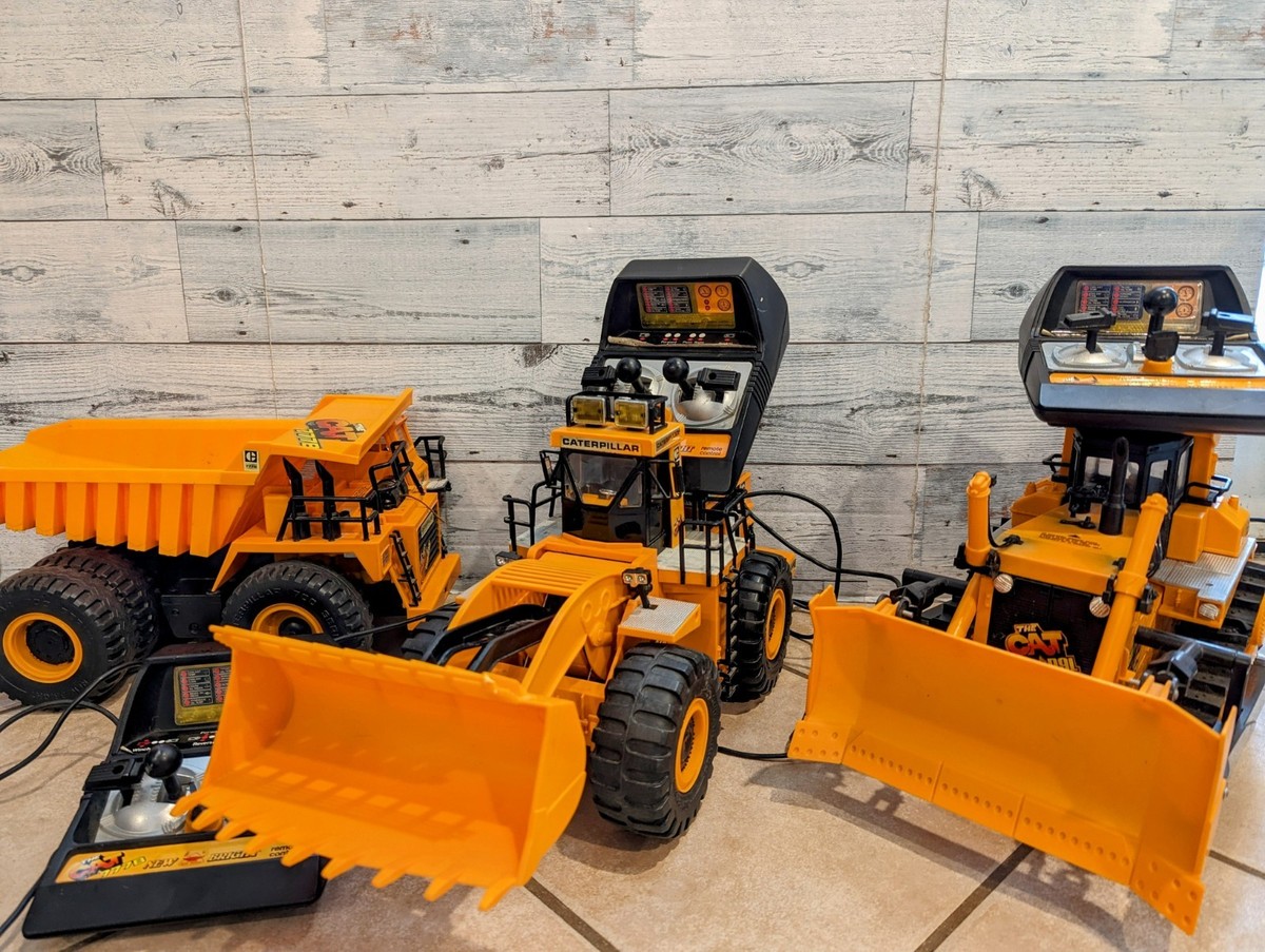 CAT RC　キャタピラーラジコン New Bright 1988 CAT Caterpillar D10N RC Bulldozer w/ Corded Remote