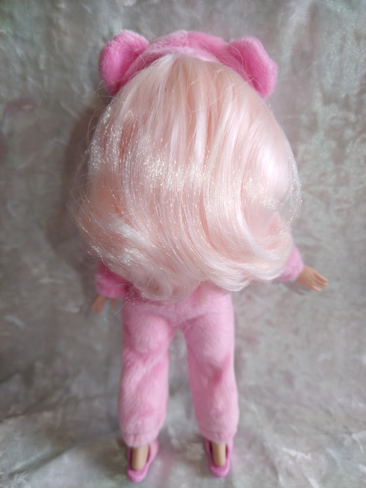 SAOLA Bambola Rainbow High Bella Parker Slumber Party solo in un pezzo e pantofole