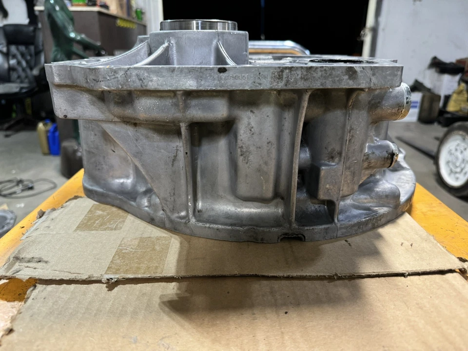 Carcaça de transmissão 32552-U2261-71 Toyota Forklift 8FDU32 (bom usado) - Imagem 3 de 4