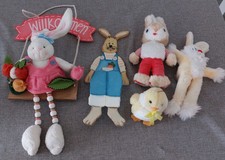 Dekoracja wielkanocna: wieszak na drzwi, siedzisko kantówki, pluszowe zwierzęta...