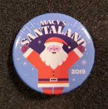 MACY'S DEPARTMENT STORE CHRISTMAS SANTA CLAUS LAND SANTALAND BUTTON PIN 2019