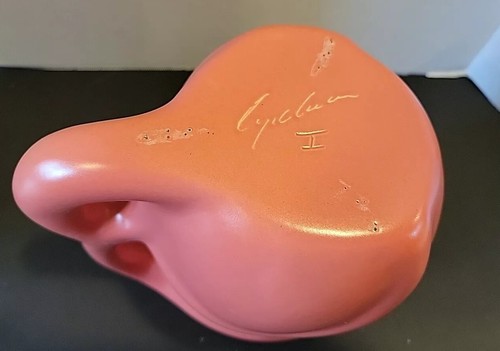 CERAMIC VASE PITCHER CYCLAMEN STUDIO HANDMADE ARTIST JULIE SANDERS PINK ~ RARE - Imagen 8 de 8