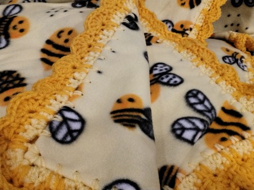 Babydecke gehäkelt gelb gold Muschel Rüschen Mädchen Junge - mit Honigbienen - Bild 7 von 7