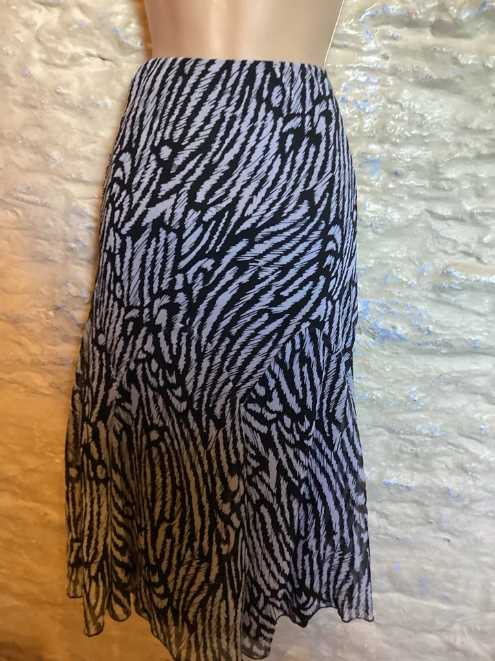BNWT Black print Skirt size  10 - Image 3 of 4
