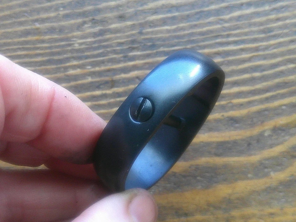 Faixa de cano traseiro Rossi 92 1892 original com parafuso azulado - Imagem 2 de 4