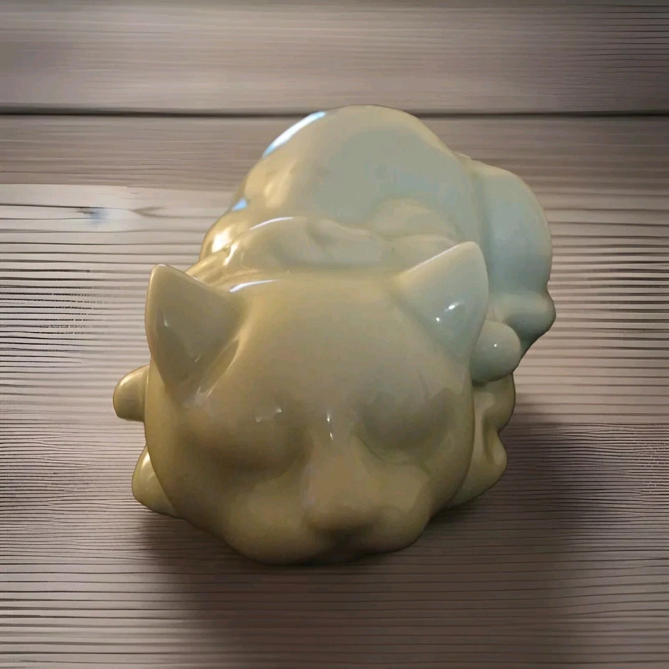 Estatuilla de gato dormido de cerámica japonesa Celadon Nemuri Neko Okimono mediados de siglo  Foto 2 de 4