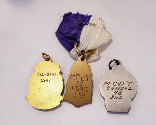 SET OF 3 VINTAGE DART MEDALS, 1947-48 1 GOLD TONE, 1 BRONZE COLOR & 1 SIVER TONE - Picture 3 of 3