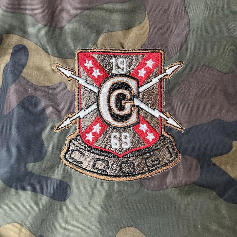 Abrigo Coogi Niños Talla 14/16 Camuflado Chaqueta Bombardero Bandera de Estados Unidos Cremallera Completa *Defecto Foto 2 de 4