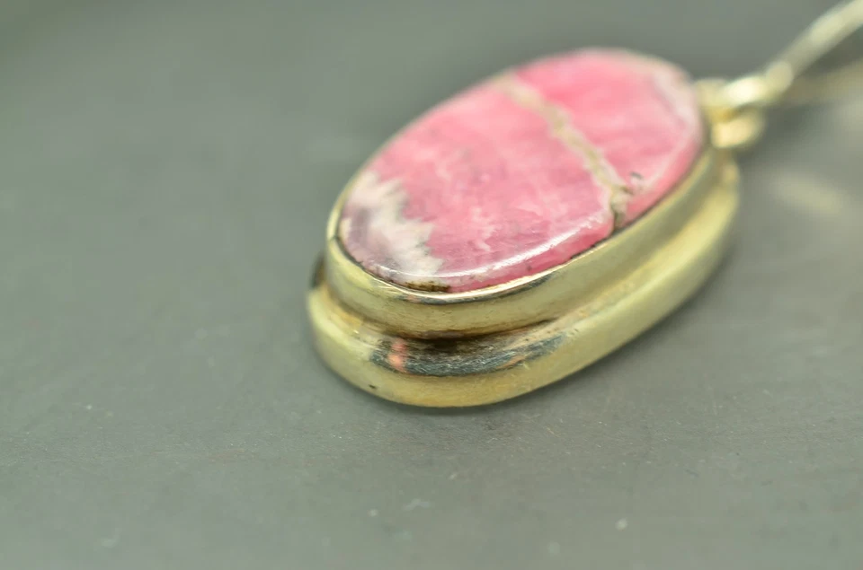 Dije colgante solitario rodocrosita ovalado de plata de ley 925 Foto 2 de 4