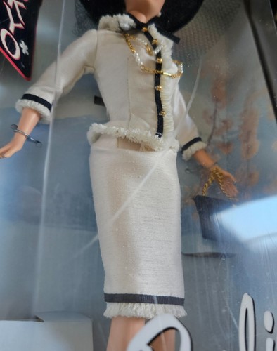 1999 Spring in Tokyo Barbie #19430 - City Seasons Collector Edition- NIB  - Picture 5 of 17