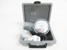 DWYER 2310 DIFFERENTIAL PRESSURE GAGE, RANGE 5-0-5" W.C. & ACCESSORY CASE