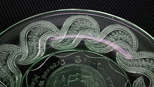 1937 King George VI Green Glass Coronation Dish - Picture 3 of 13