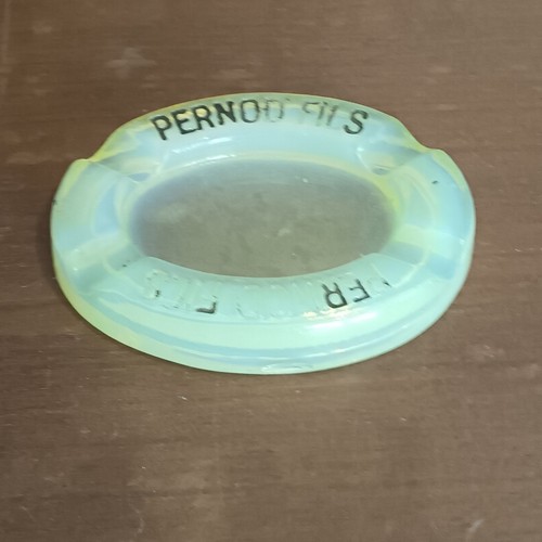 Werbeaschenbecher oval Ural Pernod Garn, leuchtet mit UV-Lampe