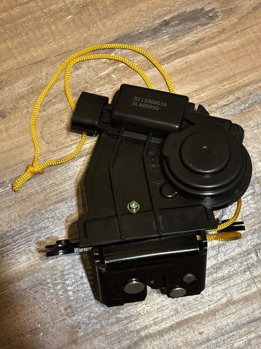 Toyota Highlander Back Door Lock Trunk Tailgate Actuator 69350-28151 - Picture 2 of 2