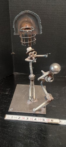 Vtg Brutalist Scrap Metal Nuts Bolts Wire Sculpture Basketball Players Signed - Bild 11 von 11