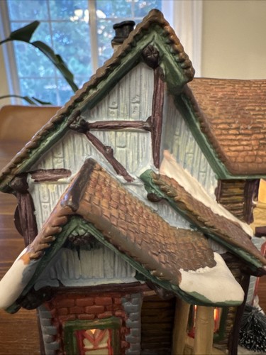 Christmas Delights "Bed and Breakfast" Porcelain Lighted Christmas Village Lodge - Picture 8 of 21