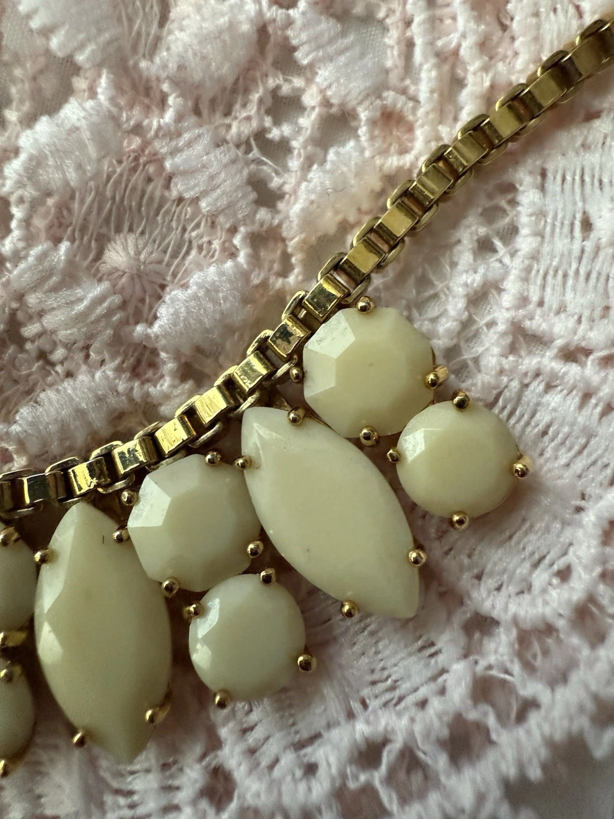 Collana girocollo 18 25 20 5” firmata Kate Spade catena tono oro crema strass