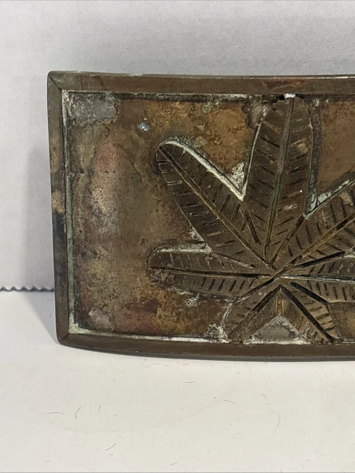 Hebilla de cinturón vintage retro de latón con hoja de marihuana de los años 70 Foto 2 de 4