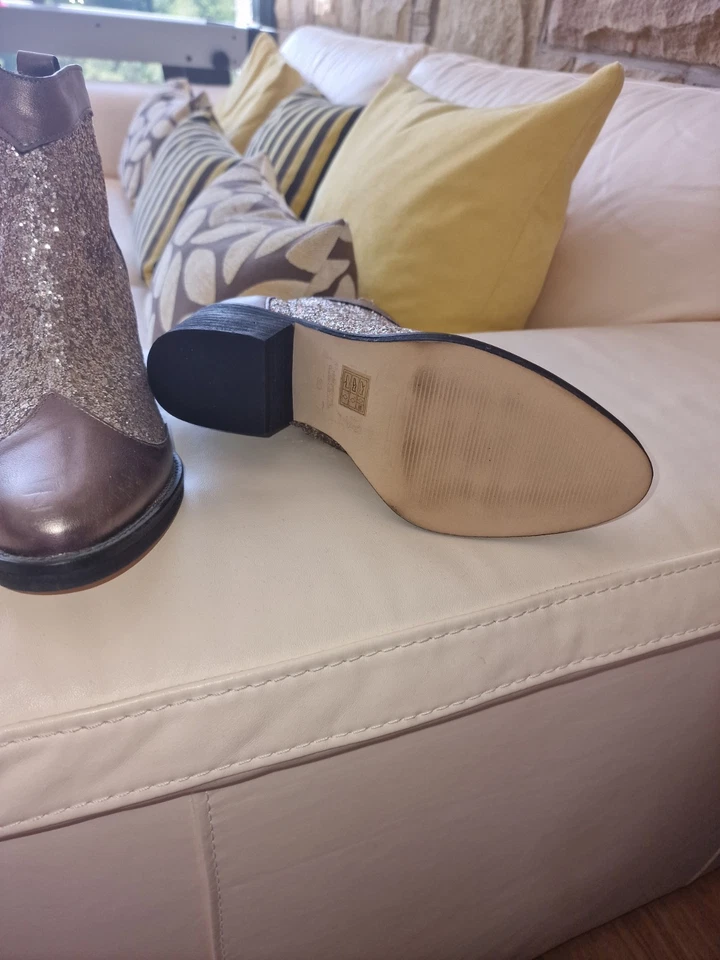 Red or Dead Boots Size 6 - Image 2 of 3