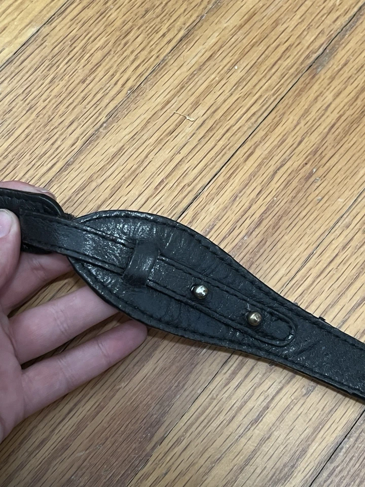 Bolso de hombro pequeño de cuero negro Latico Foto 2 de 4