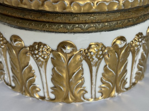 Vintage italienische Capodimonte Porzellan runde Schmuckschatulle florale Details 6” x 3,5” - Bild 4 von 15