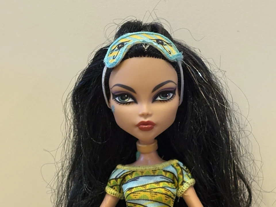 Monster High Cleo De Nile Dead Tired Doll With Pyramid Bag & Stand - Image 4 of 4