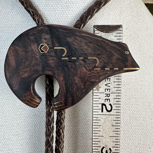 Incredible Vintage Brass Inlay Carved Western Wood Bolo Tie Artist Signed - Picture 5 of 13