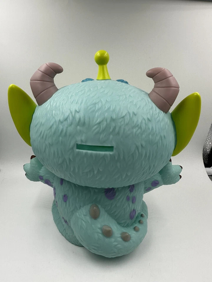 RARO Toy Story Alien as Sulley Figura PVC Banco Monograma Internacional Inc 22 cm Foto 2 de 4