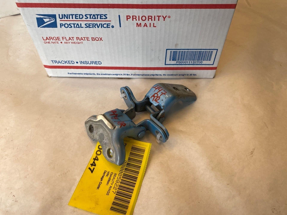 Петля задней двери 2015 TOYOTA PRIUS C хэтчбек верхняя и нижняя правая со стороны пассажира - Изображение 3 из 4