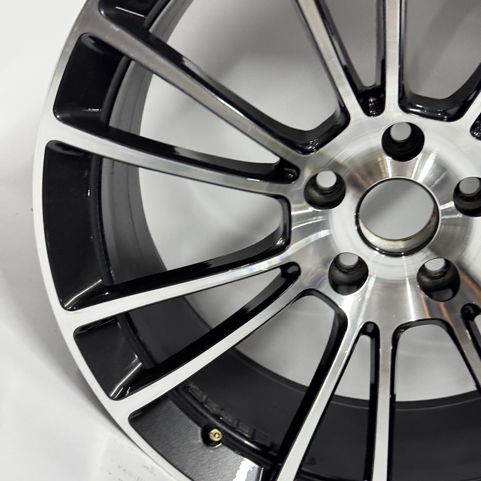 (1) McLaren 570S MACHINED BLACK FRONT Wheel 8JX19” P/N 13B0928CP OEM