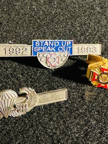 Vintage Sehr guter Erhaltungszustand Veteranen ausländischer Kriege "WE REMEMBER" "STAND UP" Krawattenklammer Lot (3) - Bild 3 von 5
