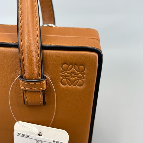 Autentica elegante borsa postale Loewe realizzata in pelle premium - Foto 14 di 24