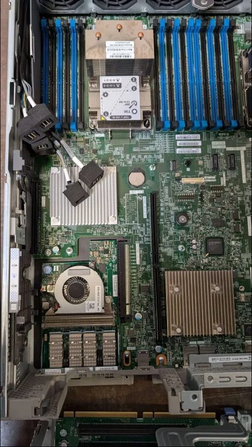 Cisco UCS C240 M5 SFF 2U 2x Gold 6132 2.6GHz | 128gb | Sin controlador | 2x 1500w Foto 3 de 4