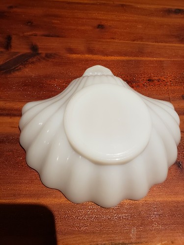 Vintage Anchor Hocking Shell Milk Glass Dish - Picture 2 of 2