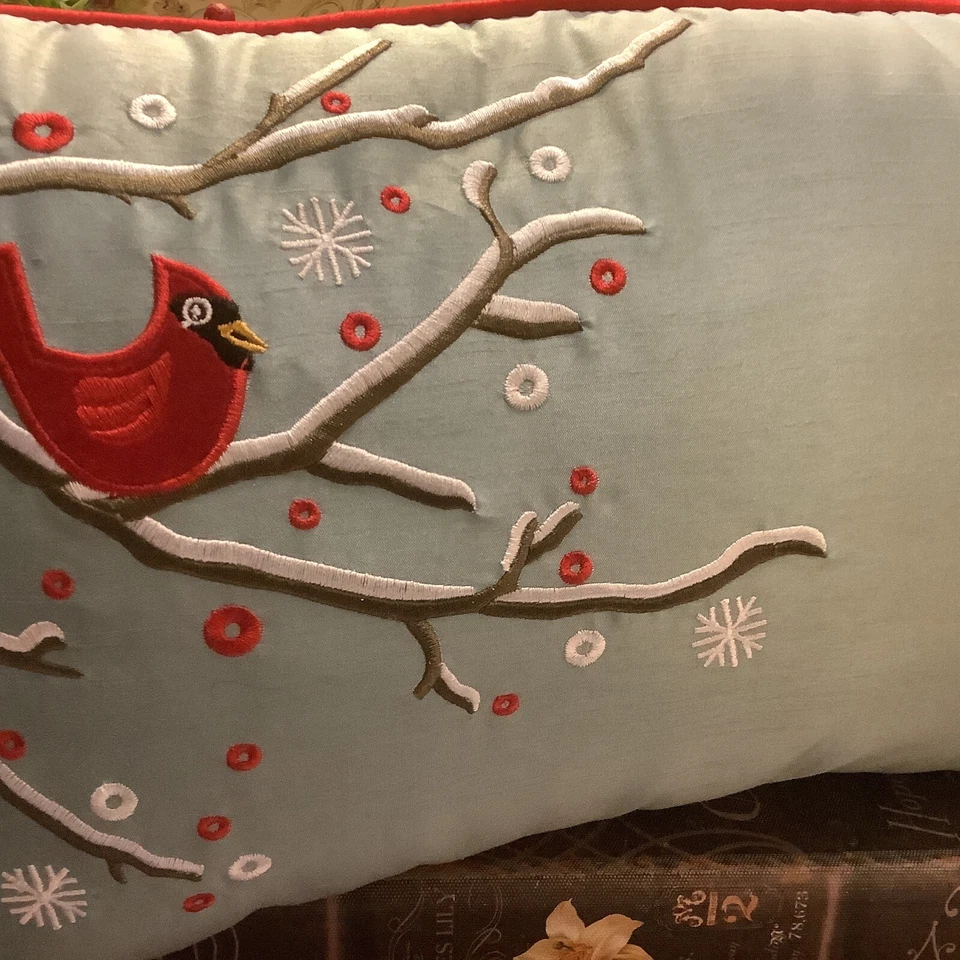 ALMOHADA PERFECTA~Almohada rectangular~17 X 10~Pájaro rojo/Ramas/Nieve sobre azul~ENVÍO GRATUITO Foto 4 de 4