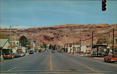 Moab UT Sorensons Trading Post Classic Cars postcard p866