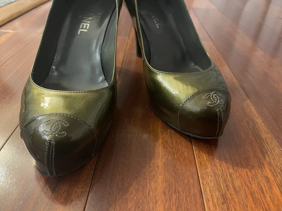 Zapatos de Tacón Alto Chanel Cuero Negro Logo CC Talla 39 EE. UU. 8,5 Netaporter Foto 2 de 4