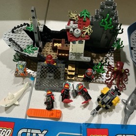 LEGO City Deep Sea Exploration Vessel 60095 near Complete w/ Manuals & Minifigs