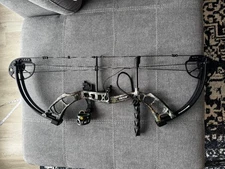Bear Cruzer RH Compound Bow #5-70lbs RTH, Arrows, Quiver