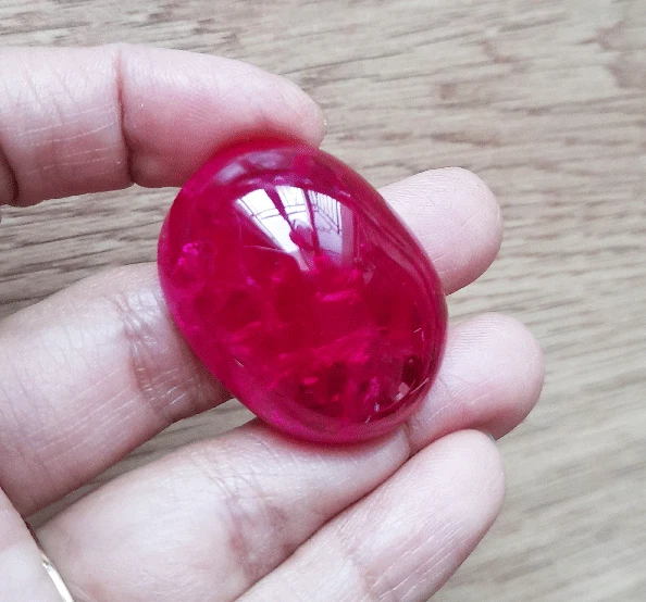 104cts OVAL CABOCHON BLOOD RED RUBY LOOSE GEMSSTONE_31.50x24 mm. - Image 2 of 4