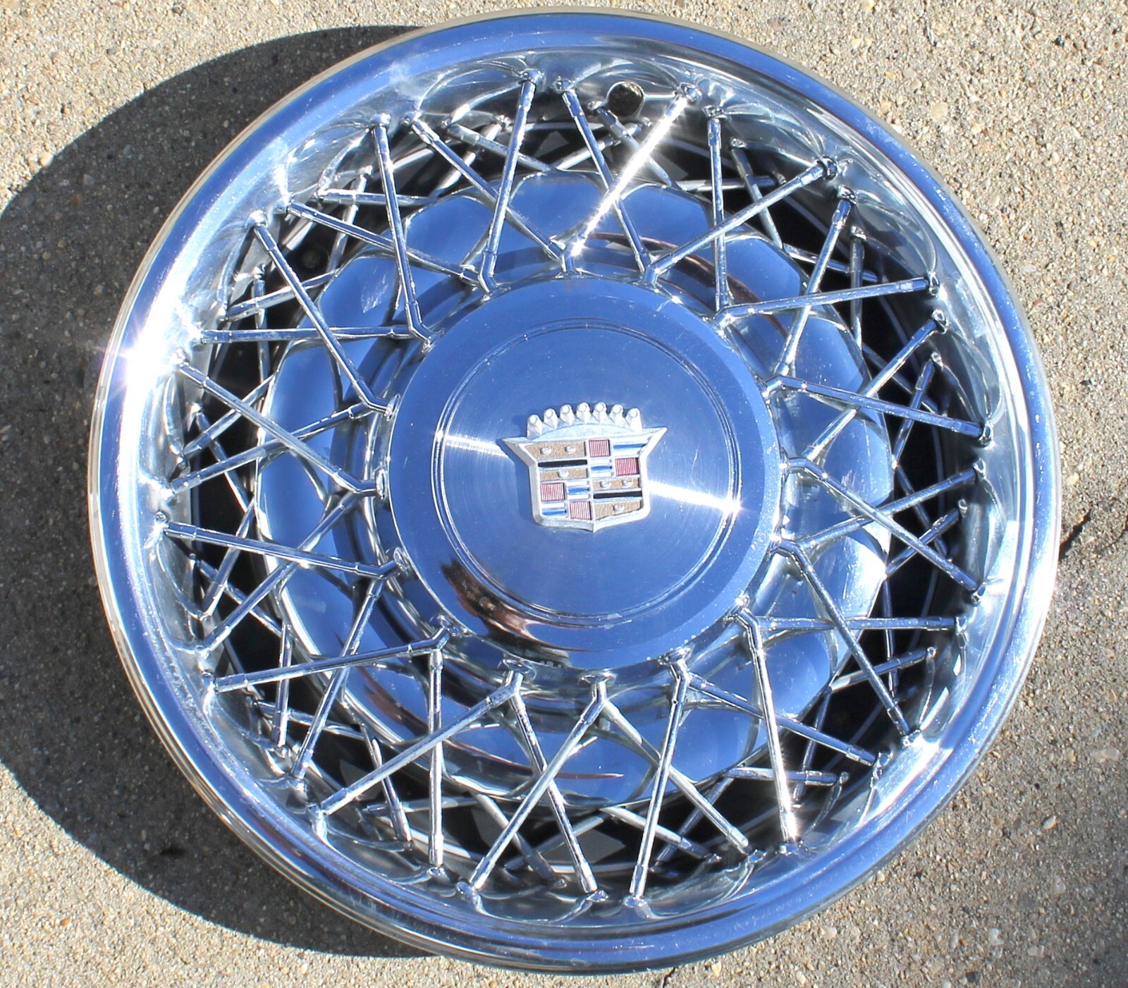 (1) OEM NONLOCKING Cadillac Seville Fleetwood 15" Wire Spoke Hubcap