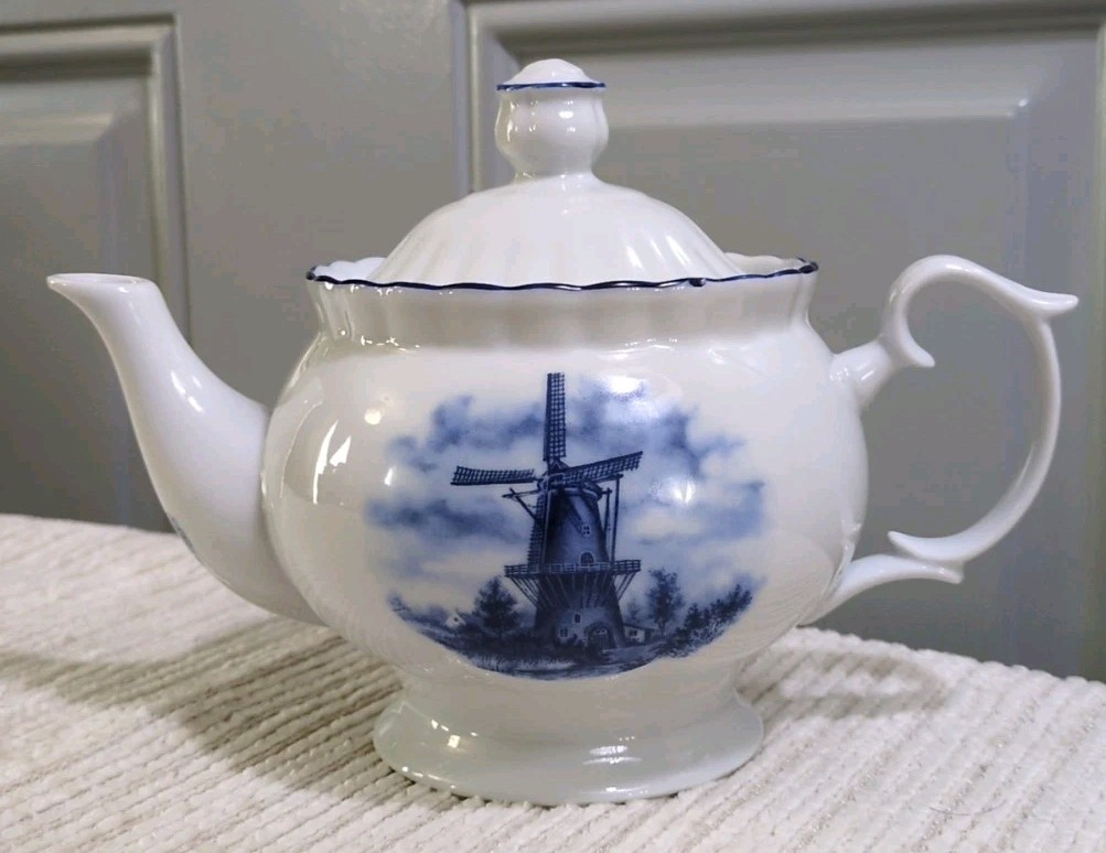 Delft Blauw Blue Windmill Holland Handdecorated Tea Pot Rose Decoration 
