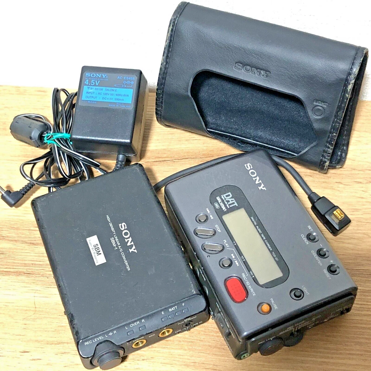 SONY TCD D7 AND SBM-1 DIGITAL TAPE PLAYER WALKMAN AUDIO TAPE DAT