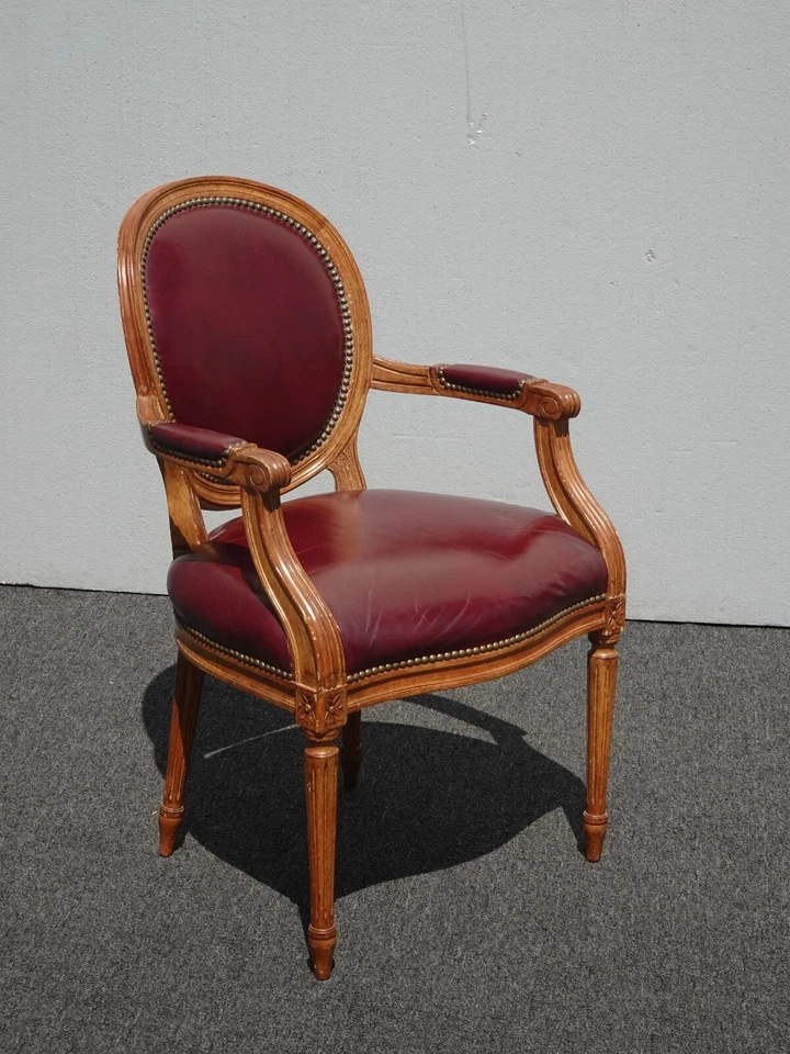 Silla provincial francesa vintage de cuero borgoña con clavos decorativos Foto 3 de 4