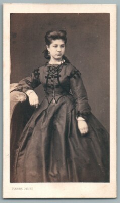 CDV 1860 Elegantes Mädchen im Kleid Samtmuster. Foto Pierre Petit.