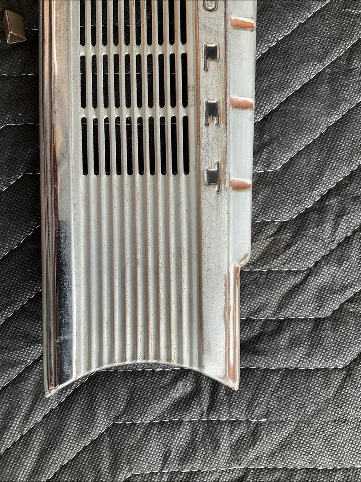 1942 Chevy Special Deluxe CENTER DASH TRIM / Radio SPEAKER GRILLE COVER Foto 4 de 4