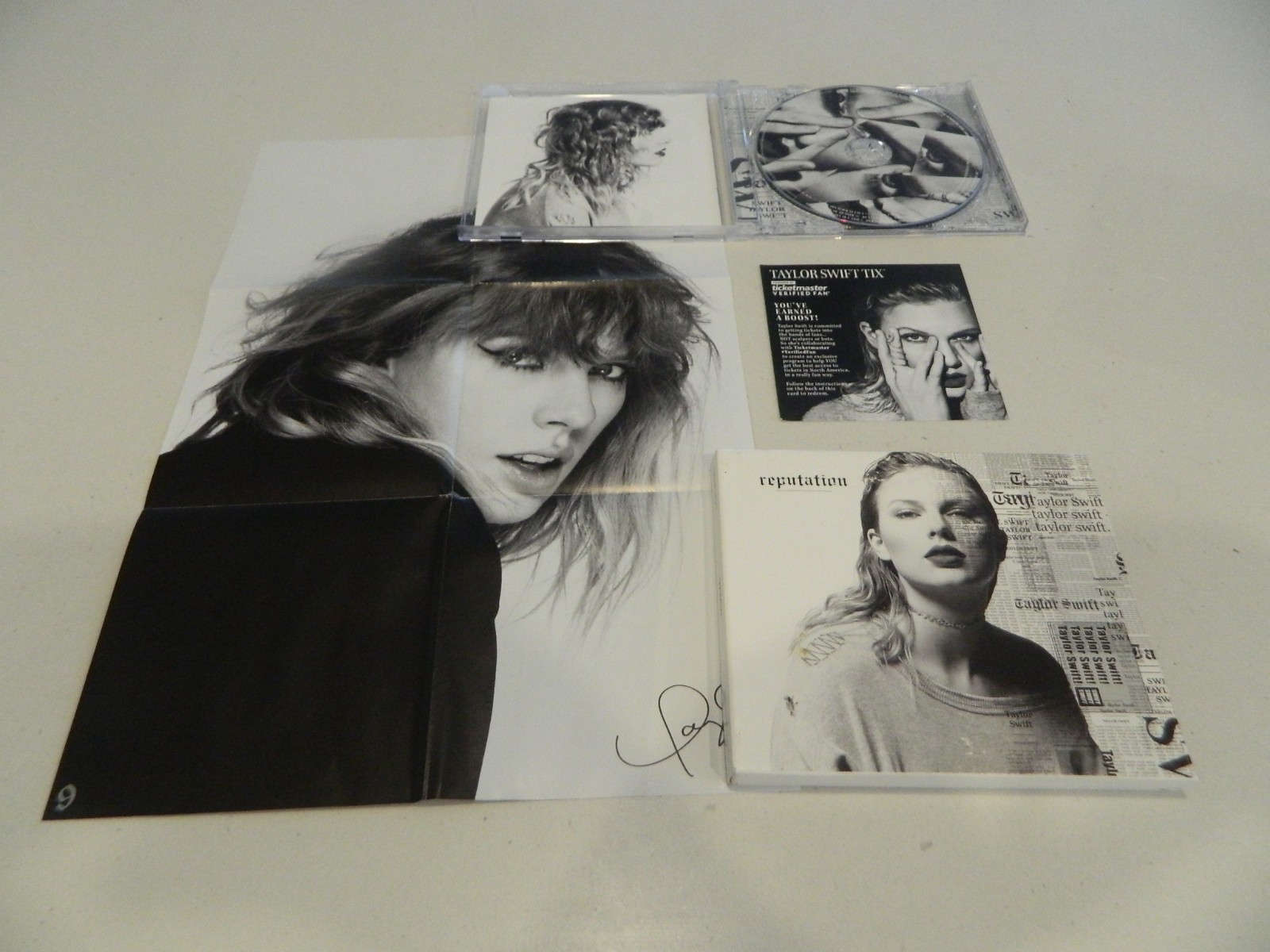 Taylor Swift Reputation CD [With: Slipcase & Poster]