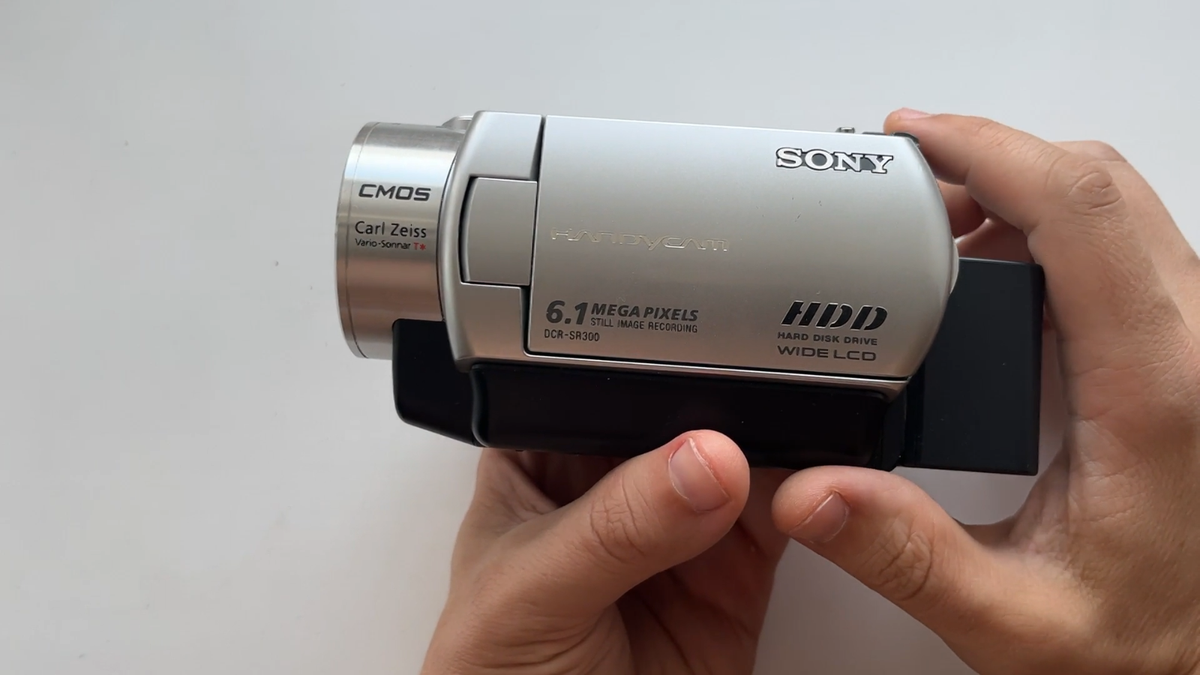 小型軽量！ SONY ビデオカメラ DCR-SR300 1 Amazon.com : Sony DCR-SR300 6.1MP 40GB Hard Disk Drive